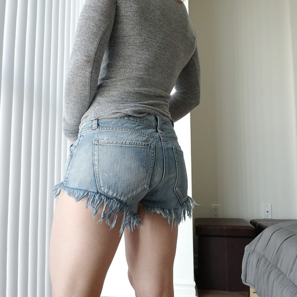 2/$25 Talula Low Rise shredded hem shorts size 27 - Picture 3 of 13